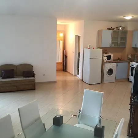 Mercury 3 Two Bedroom Eh Апартамент